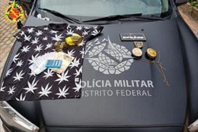 Foram encontrados pedaços de maconha dentro da geladeira e dentro de um fogão -  (crédito: PMDF)