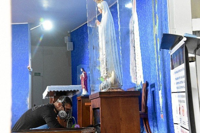 Peritos da polícia buscam pistas para encontrar os criminosos