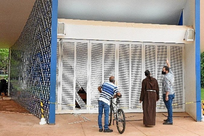 O portão do templo ficou destruído com a ação dos bandidos