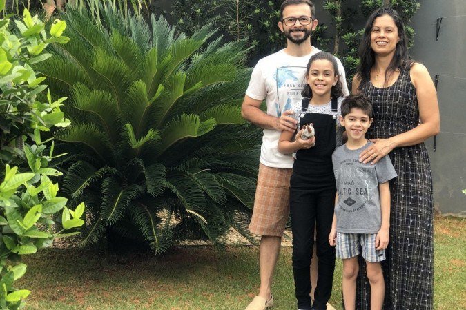Adriano, Márcia e os filhos, Isabela e Marco Aurélio, adotaram a compostagem durante o isolamento social - (crédito: Arquivo pessoal) Adriano, Márcia e os filhos, Isabela e Marco Aurélio, adotaram a compostagem durante o isolamento social - (crédito: Arquivo pessoal)