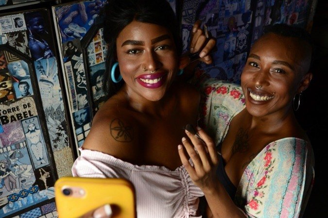 Atriz, Tain&aacute; (e) tem mais de 10 mil seguidores na internet e conta com a irm&atilde;, Naomi, para gerenciar o seu perfil