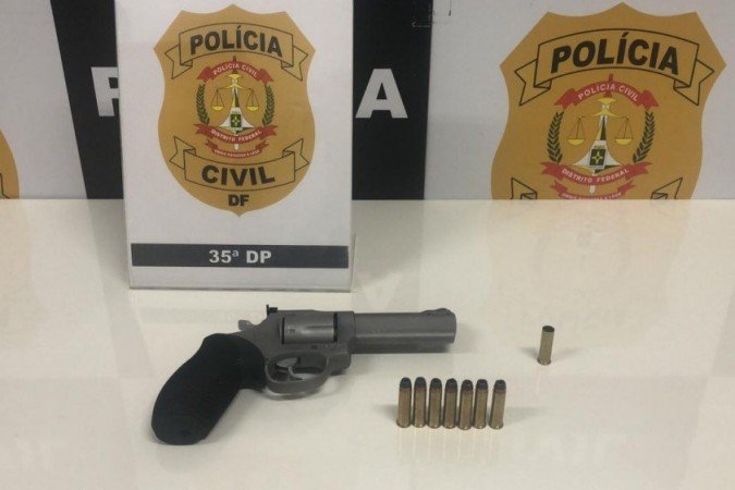 Policiais apreenderam um revólver .357 -  (crédito: PCDF/Divulgação)