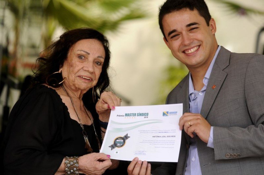 Antonia Leal, sindica com mais tempo em atividade no Brasil, recebe certificado de Paulo Roberto Melo, presidente da Associaçao de Sindicos e Sindicas Profissionais do DF.