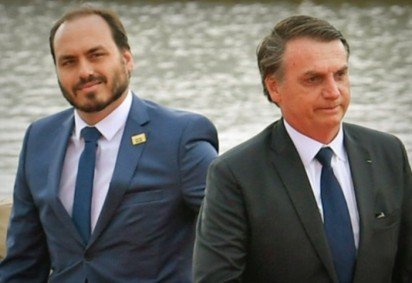 Carlos Bolsonaro diz que o mal-estar do pai é devido à facada -  (crédito: redes sociais/ reprodução)