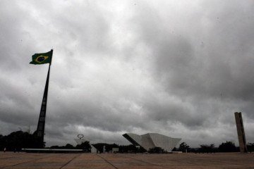 De acordo com o meteorologista Daniel Fiden, apesar do frio no início do dia, a previsão é de aquecimento no período da tarde -  (crédito: Bruno Peres/CB/D.A Press)