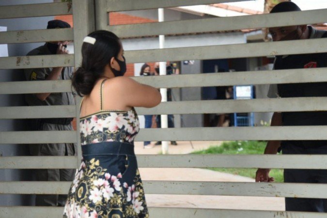 Em Formosa, eleitores atrasados encontraram portões fechados nas zonas eleitorais a partir das 17h -  (crédito: Ed Alves/CB/D.A Press)