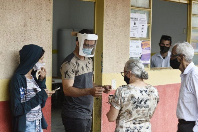 Eleições municipais em Águas Lindas no colégio estadual Maria do Carmo. - (crédito: Minervino Júnior/CB/D.A Press) Eleições municipais em Águas Lindas no colégio estadual Maria do Carmo. - (crédito: Minervino Júnior/CB/D.A Press)