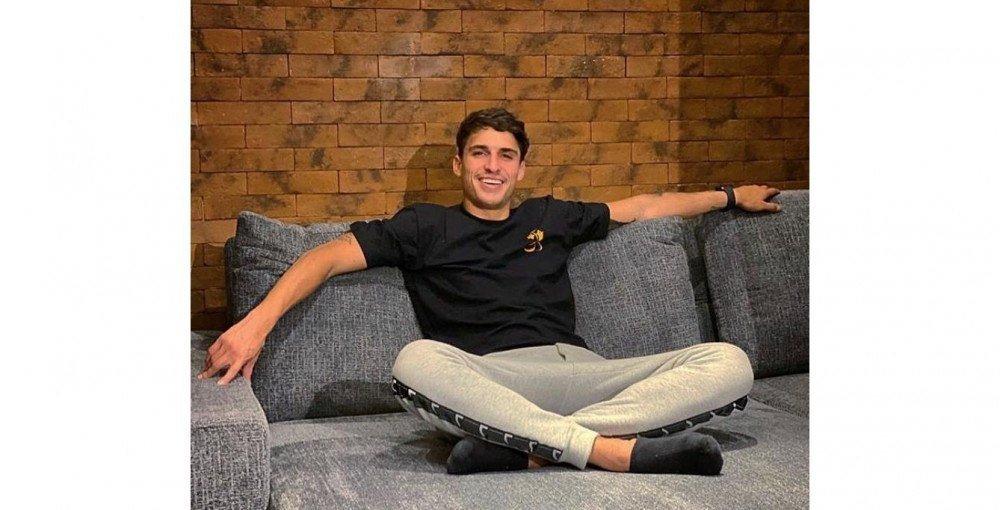 Ex-BBB Felipe Prior compartilha foto da cabine de votação, mas apaga