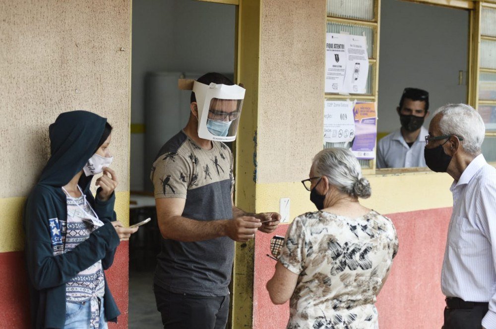 Eleições municipais em Águas Lindas no colégio estadual Maria do Carmo.