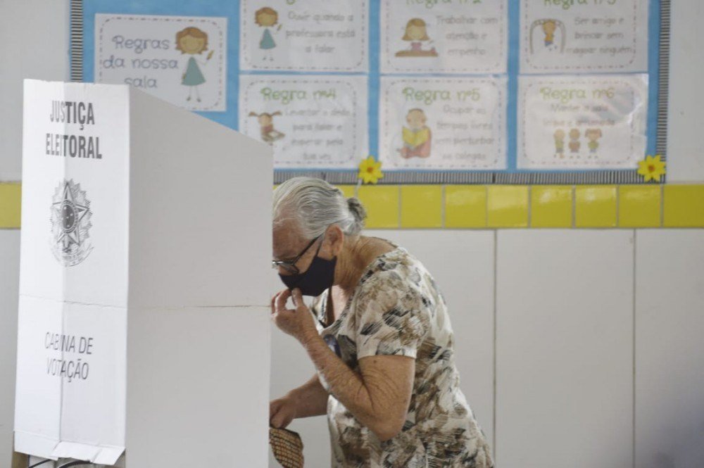 Elei&ccedil;&otilde;es municipais em &Aacute;guas Lindas no col&eacute;gio estadual Maria do Carmo.