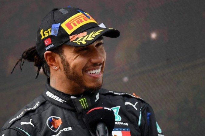 Piloto da Mercedes, Lewis Hamilton comemora o heptacampeonato mundial na Fórmula 1 em 2020 -  (crédito:  CLIVE MASON/AFP)