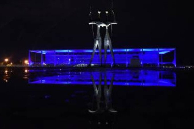 15/11/2020. Crédito: E Alves/CB/D.A.Press. Brasil. Brasília - DF. Cidades. Monumentos de Brasília na campanha do Novembro Azul. Conscientização do público masculino sobre o câncer de próstata. Na foto, Candangos e Palácio do Planalto.