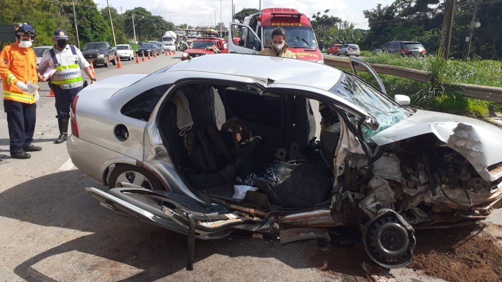 Acidente na BR-040 deixa três pessoas em estado grave