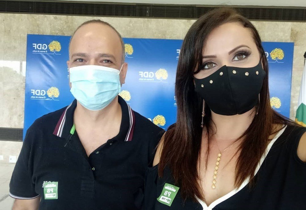 Representantes da Escola Classe 15 de Ceilândia: Ricardo Koziel, vice-diretor, e Mariângela de Oliveira, diretora