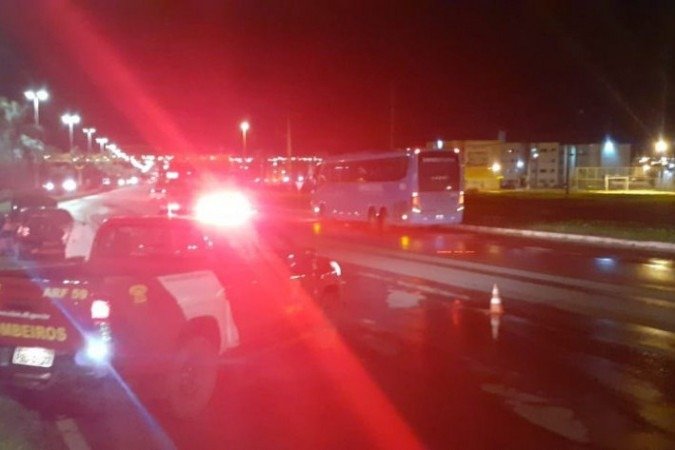 Duas adultas e uma criança ficaram feridas após a colisão entre um carro e um ônibus na DF-001