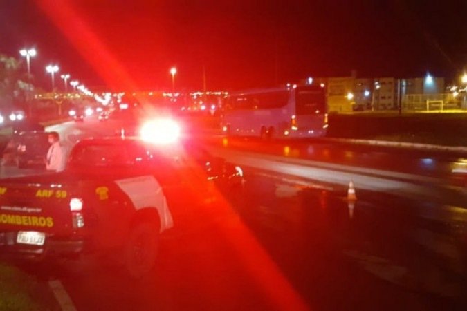 Duas adultas e uma criança ficaram feridas após a colisão entre um carro e um ônibus na DF-001