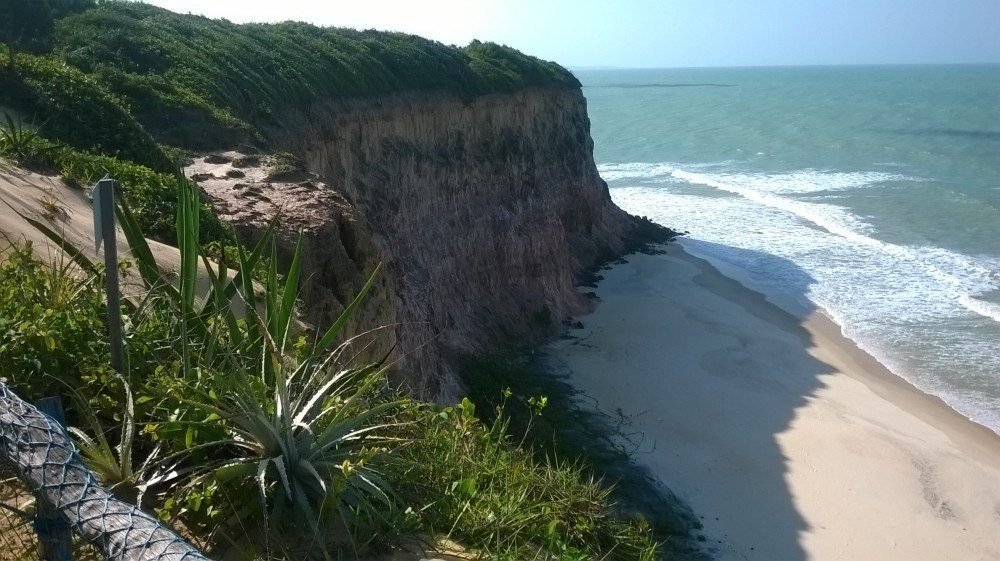 Chefe do Ibama usa morte em falésia do RN para justificar obra em praia protegida
