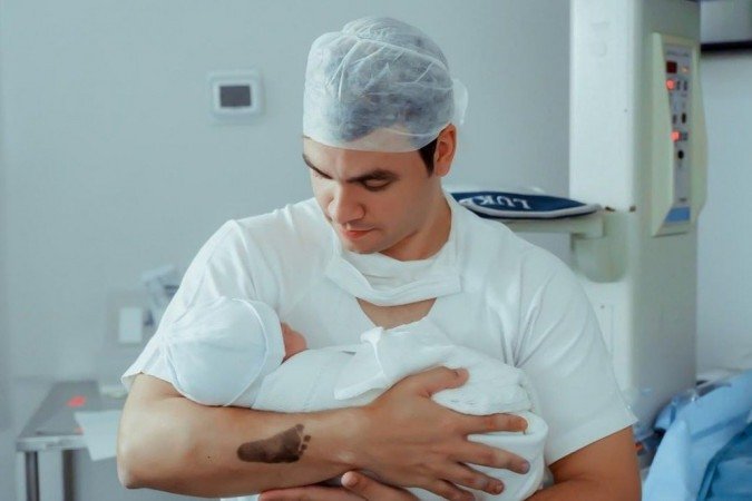 Na foto, Luccas Neto segura o filho Luke logo após o parto, poucos dias antes de descobrir que tinha contraído a covid-19 - (crédito: Reprodução/Instagram) Na foto, Luccas Neto segura o filho Luke logo após o parto, poucos dias antes de descobrir que tinha contraído a covid-19 - (crédito: Reprodução/Instagram)