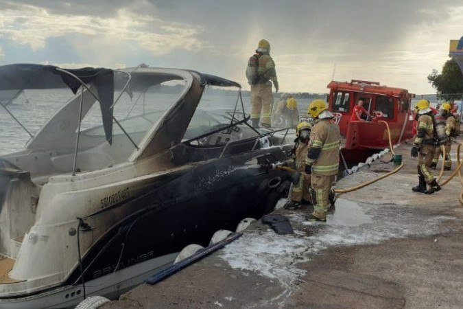 Bombeiros combatem fogo em lancha, no Lago Paranoá