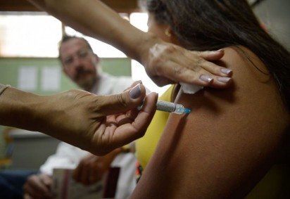 A vacina contra o HPV está à disposição para meninos e meninas entre nove e 14 anos. Também pode ser aplicada em grupos especiais de até 45 anos -  (crédito: Marcelo Camargo/Agência Brasil) -A vacina contra o HPV está à disposição para meninos e meninas entre nove e 14 anos. Também pode ser aplicada em grupos especiais de até 45 anos -  (crédito: Marcelo Camargo/Agência Brasil)