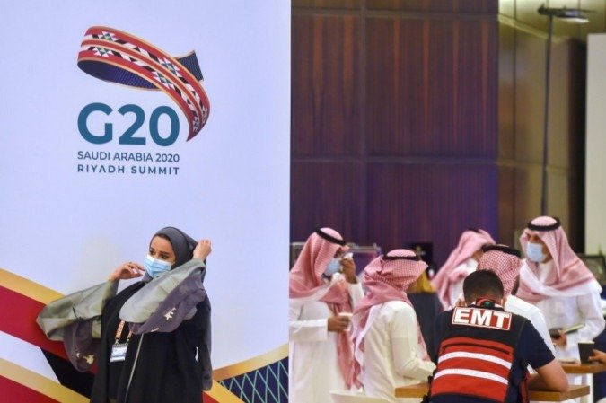Sauditas conversam enquanto os preparativos acontecem antes de uma reunião de ministros de finanças e governadores de bancos centrais dos países do G20 na capital saudita, Riad, em 18 de novembro de 2020.  -  (crédito: FAYEZ NURELDINE / AFP)