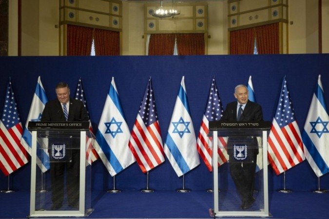 O secretário de Estado dos EUA, Mike Pompeo (E) e o primeiro-ministro israelense Benjamin Netanyahu fazem uma declaração conjunta após se reunirem em Jerusalém em 19 de novembro de 2020. -  (crédito: Maya ALLERUZZO / POOL / AFP)