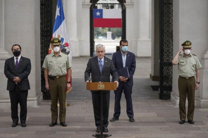 Foto divulgada pela Presidência do Chile do Presidente Sebastian Pinera (C) anunciando a renúncia do Chefe da Polícia Chilena, General Mario Rozas, no palácio presidencial La Moneda em Santiago, em 19 de novembro de 2020. - (crédito: PRESIDÊNCIA DO CHILE / AFP) Foto divulgada pela Presidência do Chile do Presidente Sebastian Pinera (C) anunciando a renúncia do Chefe da Polícia Chilena, General Mario Rozas, no palácio presidencial La Moneda em Santiago, em 19 de novembro de 2020. - (crédito: PRESIDÊNCIA DO CHILE / AFP)