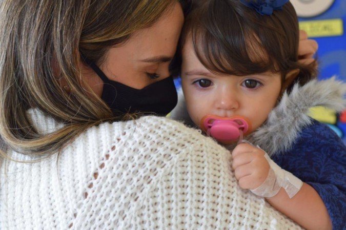 Kyara Lis recebe alta do Hospital Pequeno Príncipe, em Curitiba (PR)