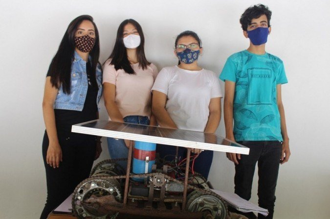 Os vencedores do prêmio: a professora Thayane Farias e os alunos Anna Beatriz Fonseca, Jamilly Félix e Ud Madeiro - (crédito: Samsung/Divulgação) Os vencedores do prêmio: a professora Thayane Farias e os alunos Anna Beatriz Fonseca, Jamilly Félix e Ud Madeiro - (crédito: Samsung/Divulgação)