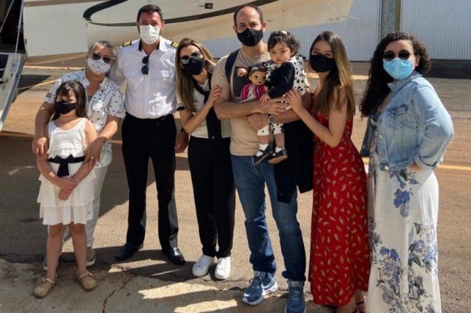 Kyara Lis recebe aplicação do remédio mais caro do mundo