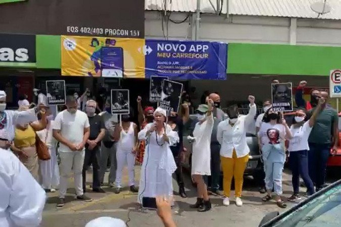 Manifestação em Brasília pede boicote à rede Carrefour depois do assassinato de um homem negro em loja no Rio Grande do Sul - (crédito: Reprodução/Redes Sociais) Manifestação em Brasília pede boicote à rede Carrefour depois do assassinato de um homem negro em loja no Rio Grande do Sul - (crédito: Reprodução/Redes Sociais)