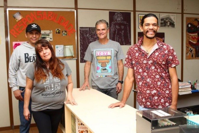 Professores Glaydson Lammarck, Gloria Bueno, Alexandre Bueno (bone) e o diretor Paulo Valenca (cinza) celebram a data