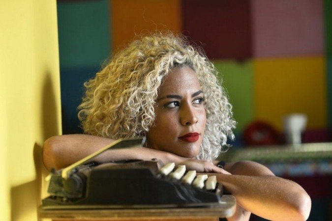 Escritora Meimei Bastos que lançou um livro de poesia que faz parte do programa mulheres inspiradora.