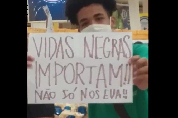 Grupo no Rio de Janeiro se reuniu para protestar em loja do Carrefour na Barra da Tijuca - (crédito: Reprodução/Redes Sociais) Grupo no Rio de Janeiro se reuniu para protestar em loja do Carrefour na Barra da Tijuca - (crédito: Reprodução/Redes Sociais)