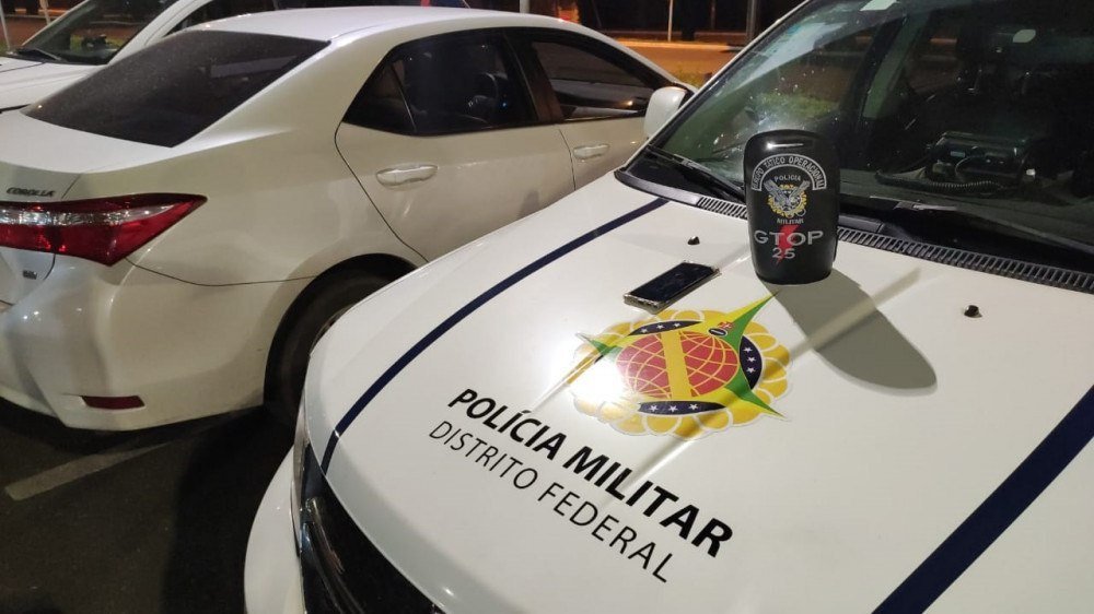Mulher se joga de carro em movimento para se livrar de sequestro