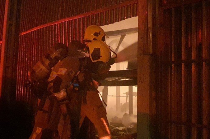 Corpo de Bombeiros atua em incêndio em depósito de material reciclado em Ceilândia, na madrugada desta segunda-feira (23/11)