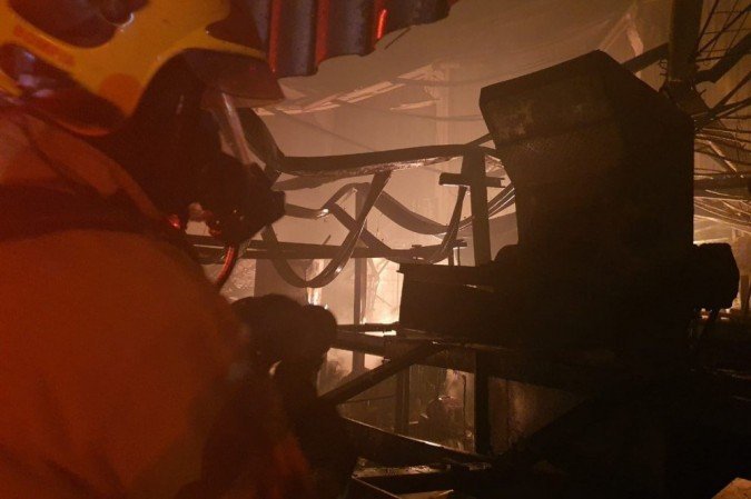 Corpo de Bombeiros atua em incêndio em depósito de material reciclado em Ceilândia, na madrugada desta segunda-feira (23/11)