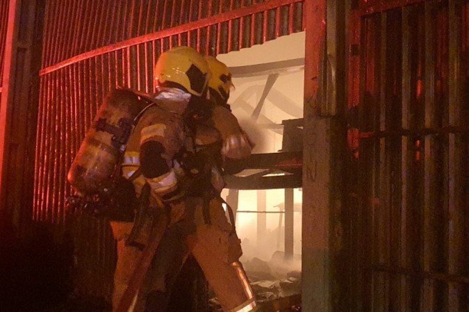 Corpo de Bombeiros atua em incêndio em depósito de material reciclado em Ceilândia, na madrugada desta segunda-feira (23/11)