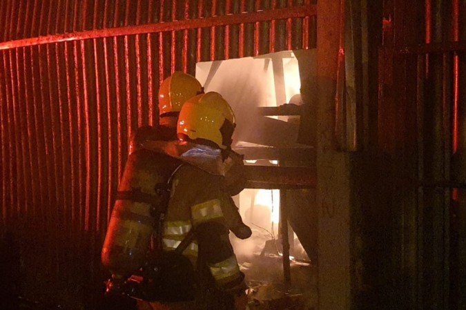 Corpo de Bombeiros atua em incêndio em depósito de material reciclado em Ceilândia, na madrugada desta segunda-feira (23/11)