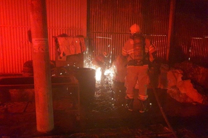 Corpo de Bombeiros atua em incêndio em depósito de material reciclado em Ceilândia, na madrugada desta segunda-feira (23/11)