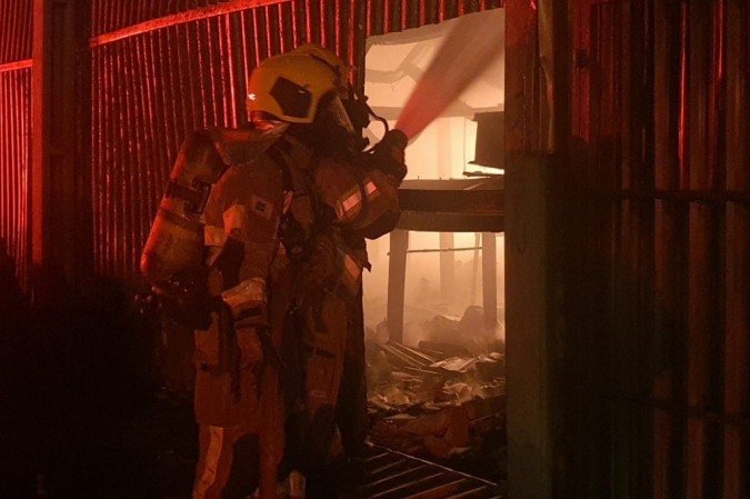Corpo de Bombeiros atua em incêndio em depósito de material reciclado em Ceilândia, na madrugada desta segunda-feira (23/11)