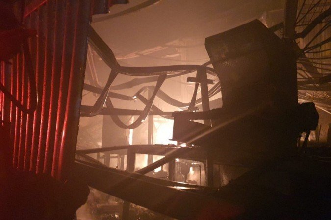 Corpo de Bombeiros atua em incêndio em depósito de material reciclado em Ceilândia, na madrugada desta segunda-feira (23/11)