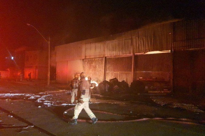 Corpo de Bombeiros atua em incêndio em depósito de material reciclado em Ceilândia, na madrugada desta segunda-feira (23/11)