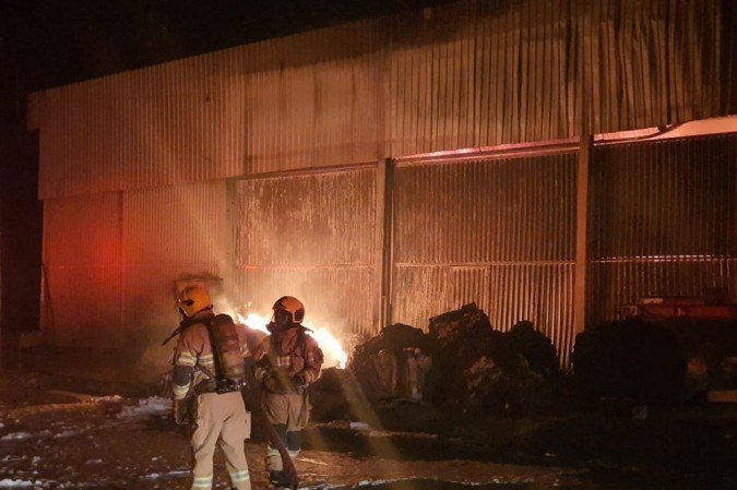 Corpo de Bombeiros atua em incêndio em depósito de material reciclado em Ceilândia, na madrugada desta segunda-feira (23/11)