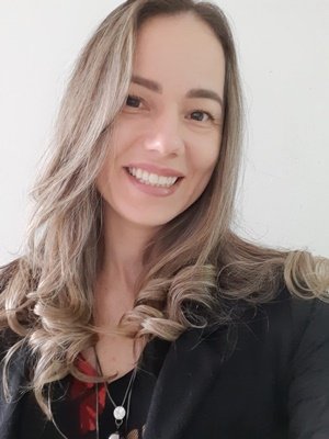  A professora Kelly L&oacute;ddo Cezar ministra as disciplinas de lingu&iacute;stica e escrita acad&ecirc;mica no curso de licenciatura em letras libras