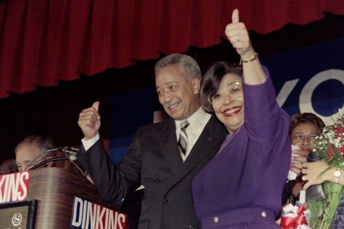 Neste arquivo, foto tirada em 7 de novembro de 1989, o candidato democrata a prefeito da cidade de Nova York, David Dinkins, comemora com sua esposa Joyce depois de ser eleito o primeiro prefeito negro da cidade em Nova York. - (crédito: Ron HAVIV / AFP) Neste arquivo, foto tirada em 7 de novembro de 1989, o candidato democrata a prefeito da cidade de Nova York, David Dinkins, comemora com sua esposa Joyce depois de ser eleito o primeiro prefeito negro da cidade em Nova York. - (crédito: Ron HAVIV / AFP)