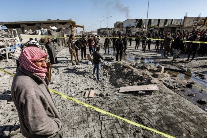 Pessoas inspecionam a cena de um carro-bomba na cidade controlada pela Turquia de al-Bab, no norte da província de Aleppo, na Síria, em 24 de novembro de 2020. - (crédito: Bakr ALKASEM / AFP) Pessoas inspecionam a cena de um carro-bomba na cidade controlada pela Turquia de al-Bab, no norte da província de Aleppo, na Síria, em 24 de novembro de 2020. - (crédito: Bakr ALKASEM / AFP)