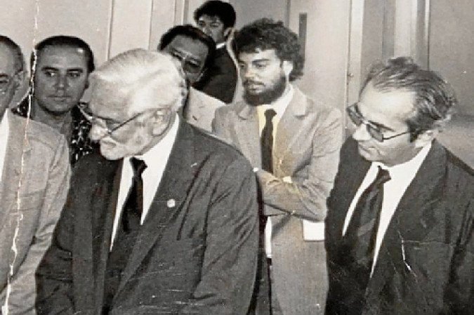 Criador de imunizante contra a pólio, o médico Albert Sabin (E) em campanha de vacinação a convite de Frejat (D), nos anos 1980