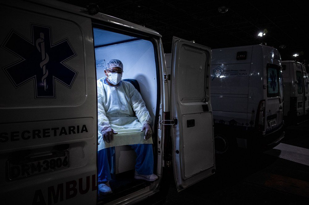 São horas sem dormir para poder cuidar de todos os pacientes infectados.  #EuAbraçoAEnfermagem