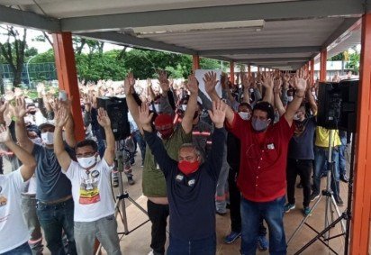 Na manhã desta quarta-feira (25/11) trabalhadores da CEB realizaram ato contra a privatização da empresa em frente à CLDF - (crédito: Reprodução/André Gouveia) Na manhã desta quarta-feira (25/11) trabalhadores da CEB realizaram ato contra a privatização da empresa em frente à CLDF - (crédito: Reprodução/André Gouveia)